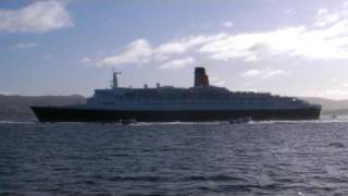 preview picture of video 'QE2 alongside on her final visit to Greenock, River Clyde'