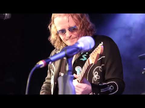 Matt Schofield (3of3) Best song version ! @ Heyhoof Backstage, april 2022, The Netherlands.