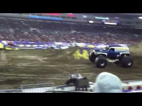Winning Freestyle BACKFLIP, SAVE, AND FIRE!! Grave Digger the Legend  - Monster Jam Tampa 2014