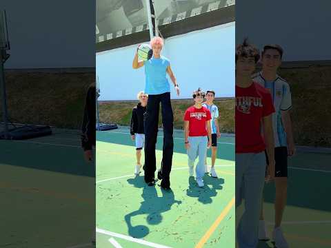 TIPO DE NIÑOS JUGANDO BASKETBALL 🏀