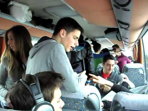 dELIRIO SALVATORE DI GIACOMO PER LA DISPERAZIONE SI BALLA NEL PULLMAN!!FIRENZE2010