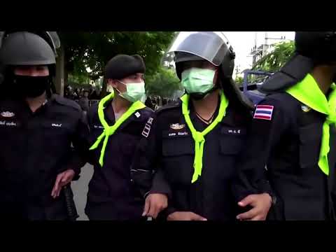 泰國警方用水炮轟擊抗議者 (Thai police blast protesters with water cannon)