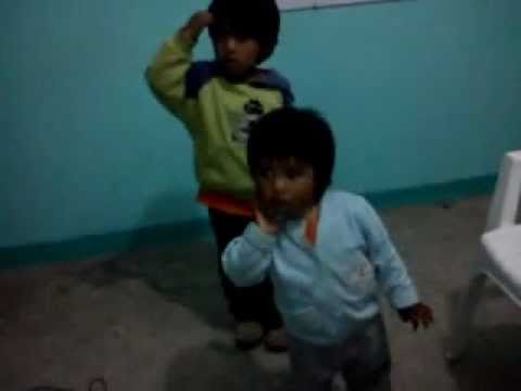 niños graciosos, fabricio y alina bailando