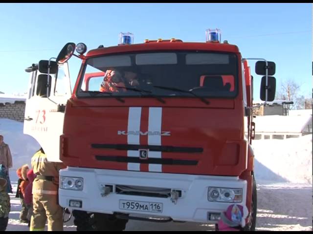 Детям понравилась красная машина
