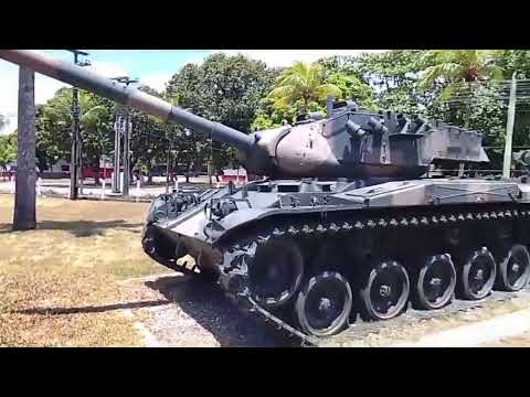 Mostrando a frente do quartel do Exército e a praça em Iguaraci PE