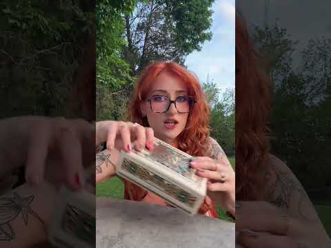 Cărțile de Tarot sunt noul accesoriu