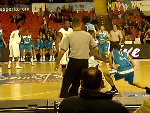 Joaquin Bonhome saca la primera personal al equipo contrario.02/12/08