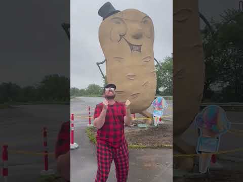 O GRANDE Homem Batata de Maugerville New Brunswick, com torres de 19 pés de altura!