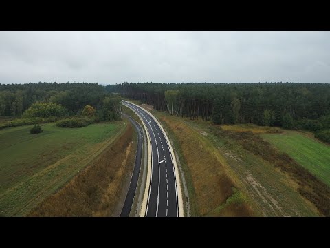 Droga pośród pól i lasu. Widok z lotu ptaka.