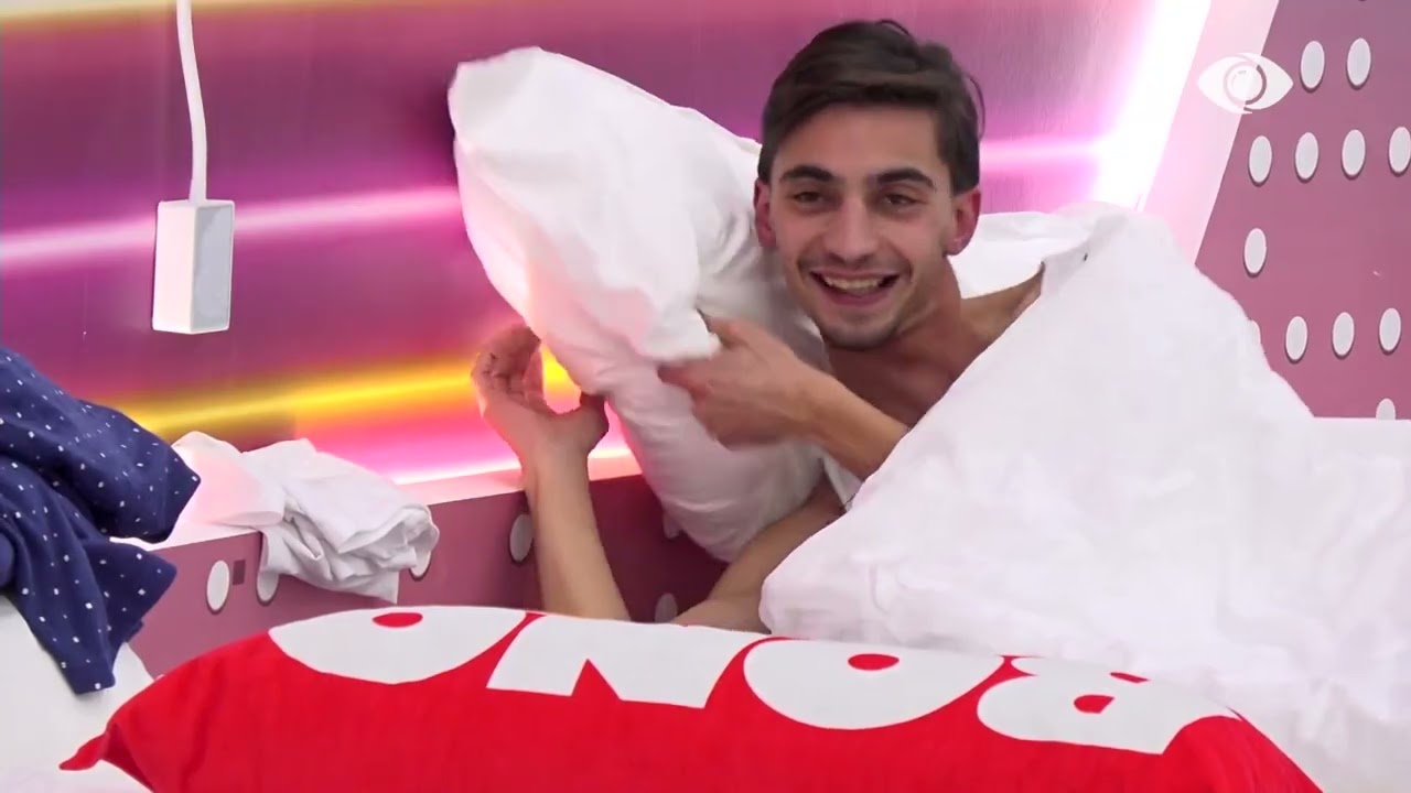 “Kam bërë shumë njerëz për të qeshur, por ndjesia që më jep ti kur qesh…”/ Juxhini bisedon me Brikenën