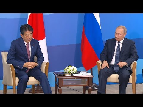 لقاء بين بوتين ورئيس الوزراء الياباني وإشادة من الجانبين بالتطور الحيوي للعلاقات الثنائية