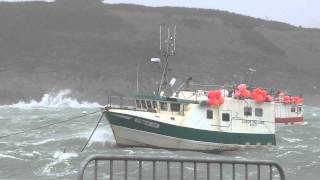 preview picture of video 'Bateau à l'intérieur du port du Conquet lors de la tempête Ulla - Très grosse mer Finistère'