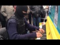 Евромайдан Творческий 'экстремист' грає на піаніно 