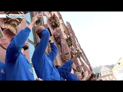 Skyliners feiern Euopacup auf dem Römer