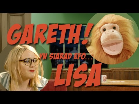 Gareth! yn siarad efo Lisa Angharad