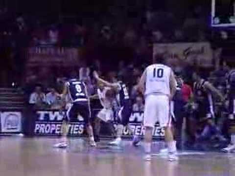 07 19-01-08 BCO-Bologna bis - Ovcina scoort vanonder de korf