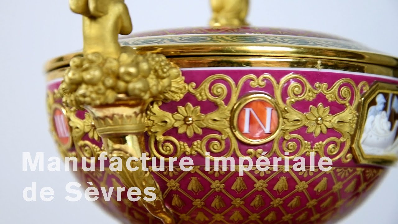 Écuelle forme Gérard et son plateau par la manufacture impériale de Sèvres