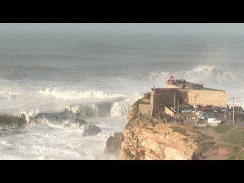 Lenda do surf encara onda gigante em Portugal