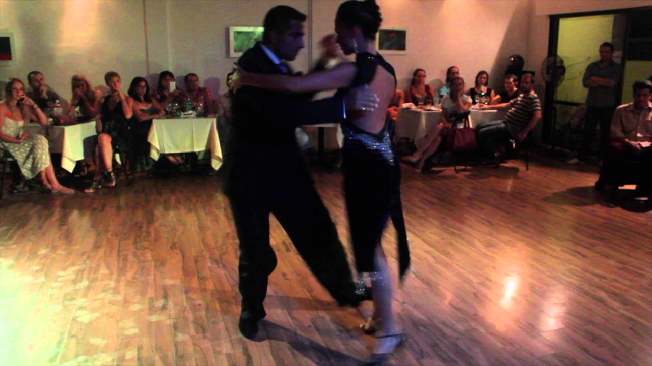 Dos Orillas Práctica de Tango, bailan Carla Mazzolini y Gaspar Godoy(3/4)