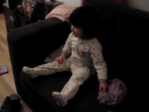 Ness danse sur Allo Papy (part 2 dans le sofa)