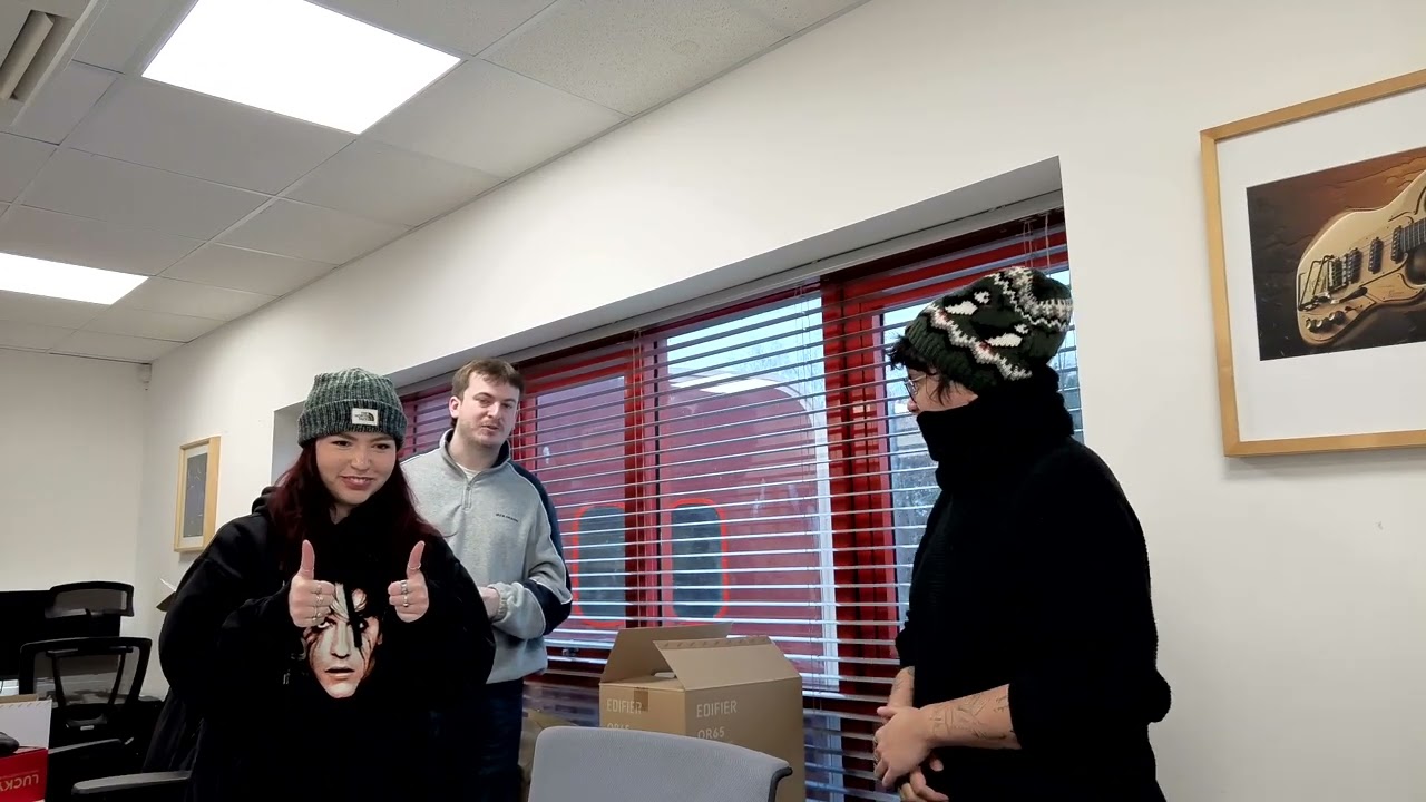 Insta360 Link 2 Pro &mdash; Group tracking - YouTube