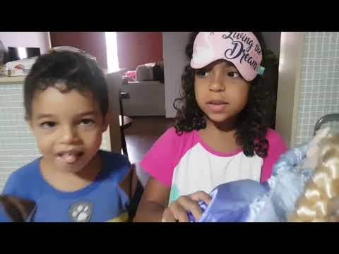 ALANA APRESENTA SEU PRESENTE DE DIA DAS CRIANAS