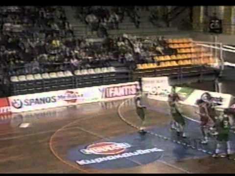 Benfica x Panathinaikos - Angola's Jean Jacques Conceição dunks in Dominique Wilkins face