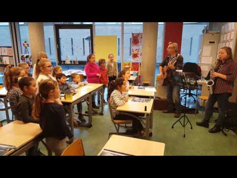 Bs. de Ganzerik zingt Lovely Christmas