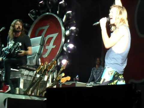 Under pressure - Foo Fighters live + MOHAWK GUY from the Rockin1000 video - Cesena 03.11.2015