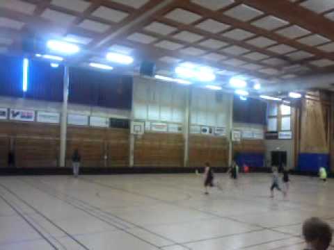 Sm� barn som spelar innebandy i Vimmerby