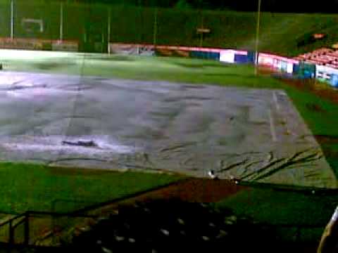 Que hacen los jugadores del caracas cuando les suspenden el juego por lluvia...