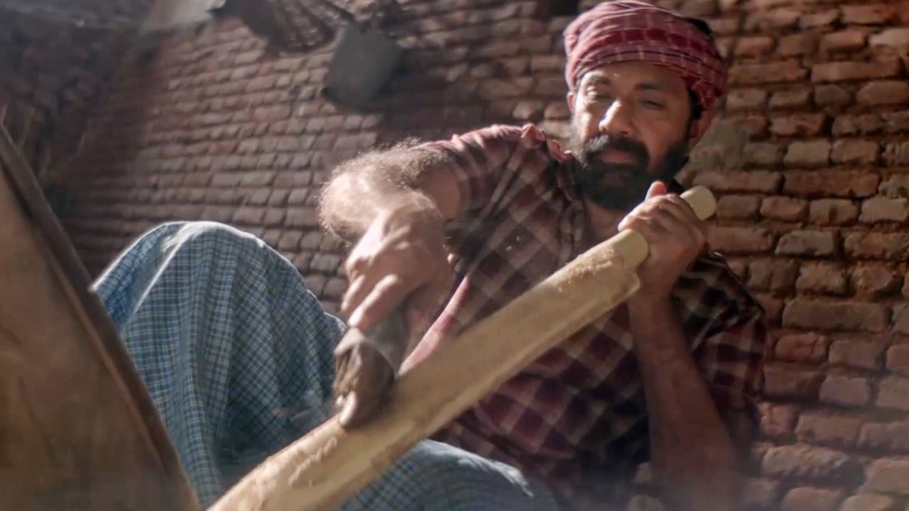 सत्यराज अपनी बेटी के लिए क्रिकेट बैट बना रहा है | Not Out Movie 