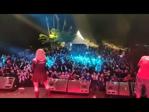 Gek Diah 3G bikin ambyar scoter Indonesia di acara world day Vespa Bali 2022.  "ku tak bisa" slank