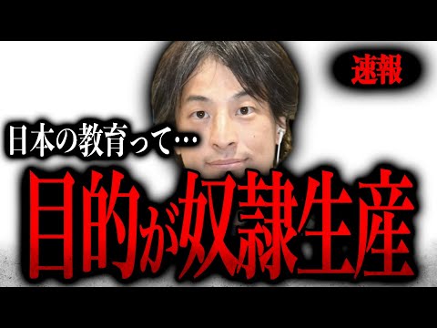 黒いドレスを着て、赤い椅子に座っている家庭教師の肖像画。彼女はブロンドのカールと赤いベルベットの服を着た子供に読書を教えています。子供は立っており、彼女が彼に見せた本を見るために彼女の方に身をかがめています。