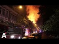 Grote brand in West, gevel leunt voorover
