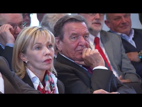 EX-KANZLER: Gerhard Schröder will, dass seine Ex-Frau ihren Doppelnamen ablegt