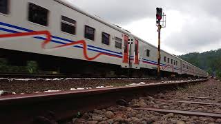 preview picture of video 'Kereta api singasari (pse-bl) melintas patuguran'