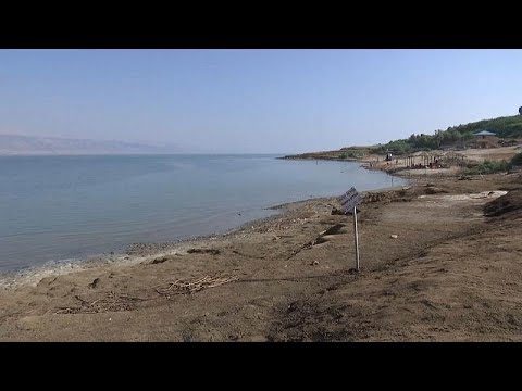 فيديو هجر شواطئ البحر الميت بسبب انحساره بمعدلات مخيفة قد تصل إلى 100 متر…