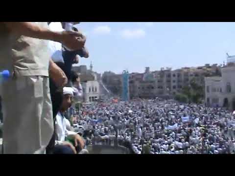 مظاهرة في ساحة العاصي في مدينة حماة في جمعة "ارحل"