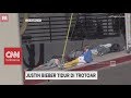 Justin Bieber Tidur Di Trotoar