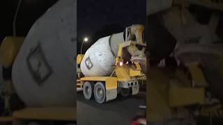 Download lagu Truk Molen Melintas !! Ora Minggir Tabrak !! #shorts mp3