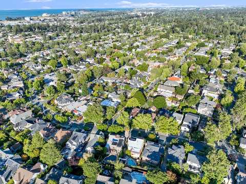 three bedroom home in Burlingame property video