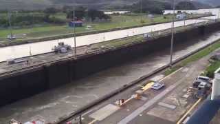 preview picture of video 'Ship Passing Through the Panama Canal'