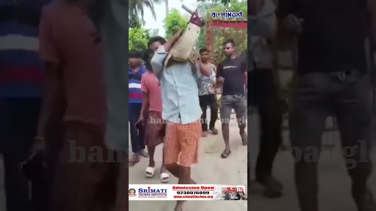 পাঁচ ফুট লম্বা কুমিরকে কাঁধে ঝুলিয়ে থানায় হাজির কৃষক, কাণ্ড দেখে চোখ ছানাবড়া পুলিশের !