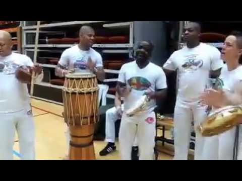 Abada-capoeira-instrutor feijão-vai buscar sua fé