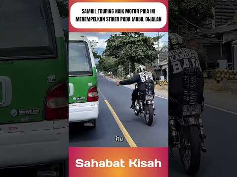 Sambil touring naik motor pria ini menempelkan stiker pada mobil dijalan #shorts