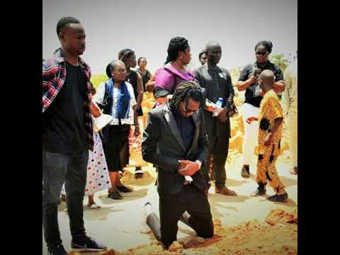 Artiste beninois Vano béby à l'enterrement de l'artiste Yves sedjro