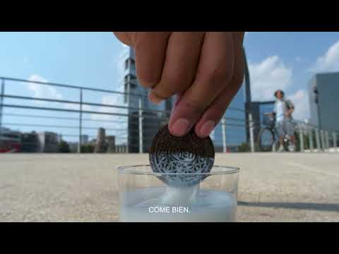 thumbnail video image 2 of Galletas Oreo Vainilla Relleno Sabor Vainilla Caja Familiar 4 Paquetes c/u 6 Galletas, 2 of 6