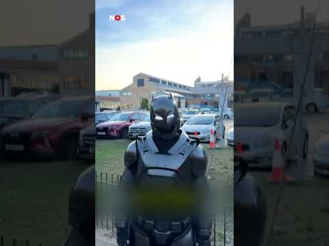 Deze Batman helpt mensen in Londen. #jeugdjournaal #batman #helpen #superheld #londen