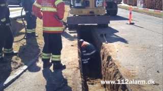 preview picture of video 'Gravemaskine gravede gas Ledning over. Lundahl Nielsens Vej i Vinding. 03-04-2013.'